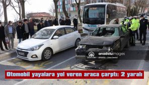 EDİRNE’DE OTOMOBİL YAYALARA YOL VEREN ARACA ÇARPTI: 2 YARALI