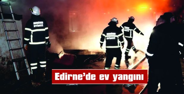 YAŞLI KADIN MAHALLENİN YARDIMIYLA CAMDAN ÇIKARILARAK KURTARILDI